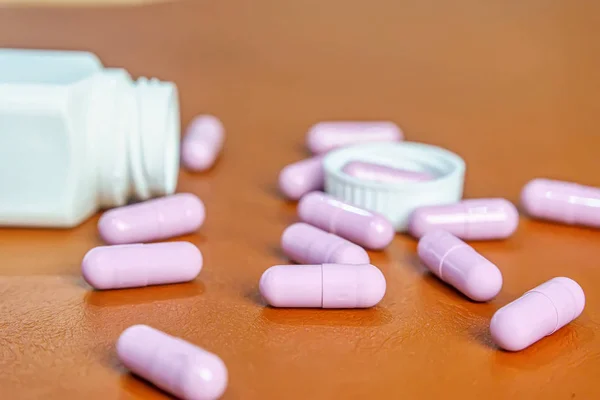 Tema Farmacia, mucchio di pillole capsula rotonda rosa — Foto Stock