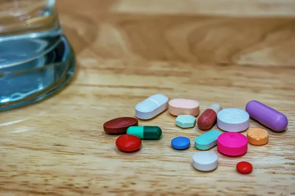Tema Farmacia, mucchio di pillole rotonde multicolore — Foto Stock