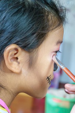 Kız şeker kafatası stili uyduruyor. Ölüler Günü. Cadılar Bayramı.