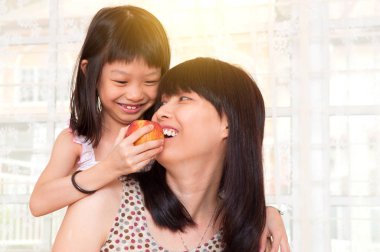 Asyalı çocuk anne elma ile besleme