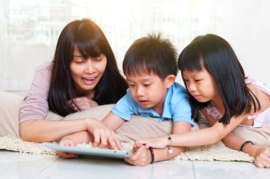 Asya Anne ve çocuklar tablet bilgisayar ile eğleniyor