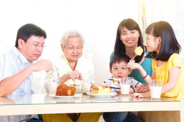 Asya üç kuşak aile çay saati zevk