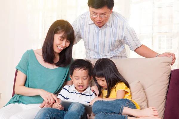 Азиатская Семья Весело Проводит Время Планшетным Компьютером — стоковое фото