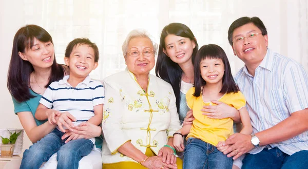 Alegre Asiático Tres Generaciones Familia —  Fotos de Stock