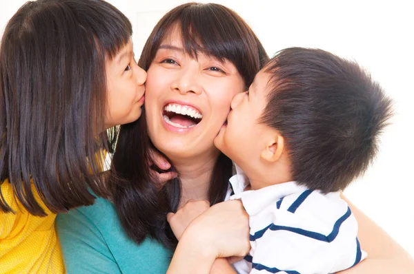 Asian Kids Kiss Mother — Stock Photo, Image