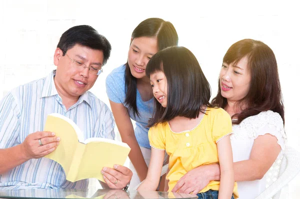 Asijské Rodiny Čtení Knihy Doma — Stock fotografie