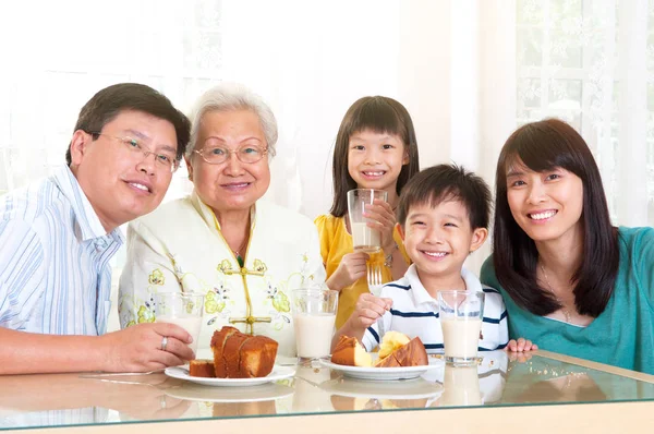 Asiático Três Gerações Família Apreciado Chá Tempo — Fotografia de Stock