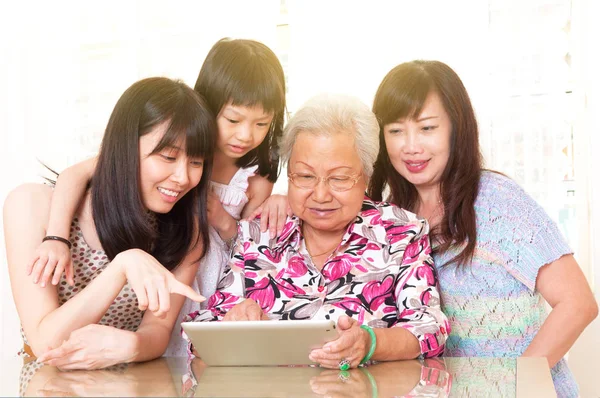 Asijské Tři Generace Baví Tabletovým Počítačem — Stock fotografie