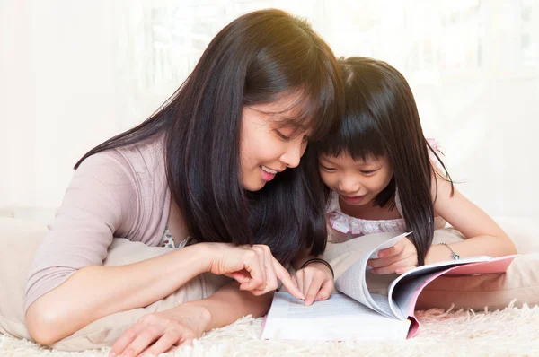 Asiática Mãe Filha Lendo Livro Juntos — Fotografia de Stock