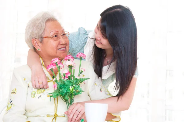 Asijské Starší Žena Obdržela Obalečem Květina Jako Den Matek Dárek — Stock fotografie