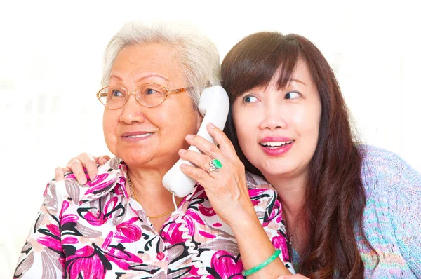 Asijské Starší Žena Mluví Telefonu — Stock fotografie