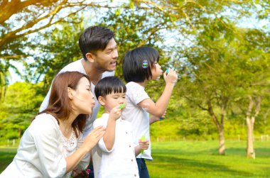 Asya Aile kabarcıklar parkta üfleme