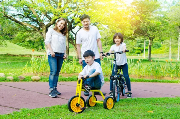 Asiáticos Niños Disfrutaron Ciclismo Parque —  Fotos de Stock