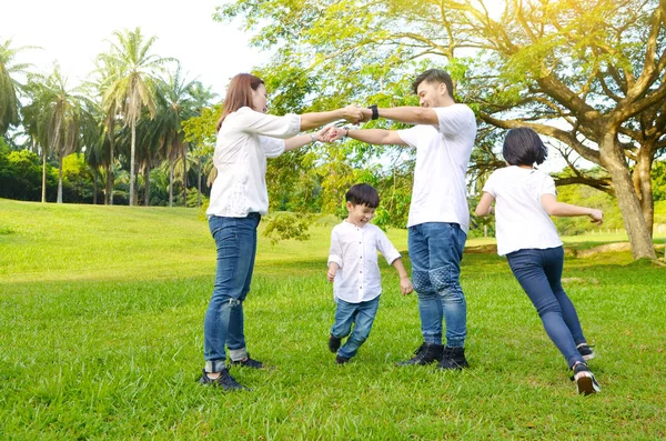Asiatische Familie Spaß Park — Stockfoto