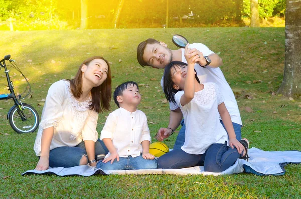 Güzel Asyalı Aile Açık Doğa Parkı Zevk — Stok fotoğraf