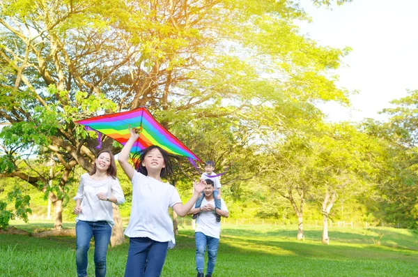 Aziatische Familie Hebben Plezier Het Park — Stockfoto