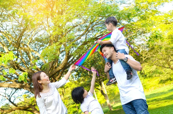 亚洲家庭在公园里玩的户外肖像 — 图库照片