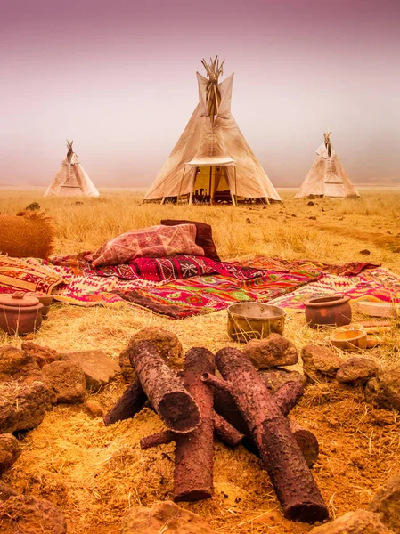 ティーピー テント キャンプ 古代ネイティブ アメリカンの家 — ストック写真