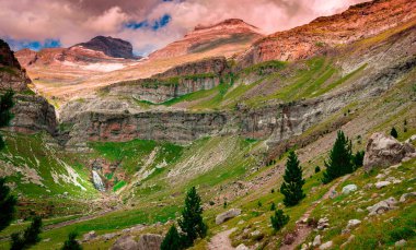 Şelale at kuyruğu Ordesa y Monte Perdido Milli Parkı'nda