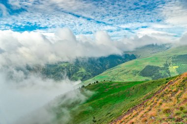 Sis vadiler ve Pyrenees.Spain çayırlar üzerinde gelişmeler.