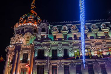 Madrid Noel'de. Metropol Binası Gran Via Madrid, gece manzarası. Birinci dönem ile Noel ışıkları.