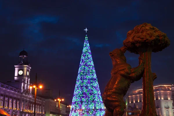 Madrid Noel'de. Belediye Binası ve ünlü saat güneşin ilk dönem Noel ağacı ile kapının gece görünümü.