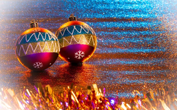 Traditionelle Weihnachtskugeln Intensiven Farben Auf Hellem Hintergrund — Stockfoto