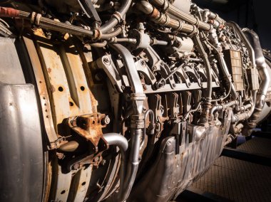 Jet motoru demonte ve onarım için tezgah koymak