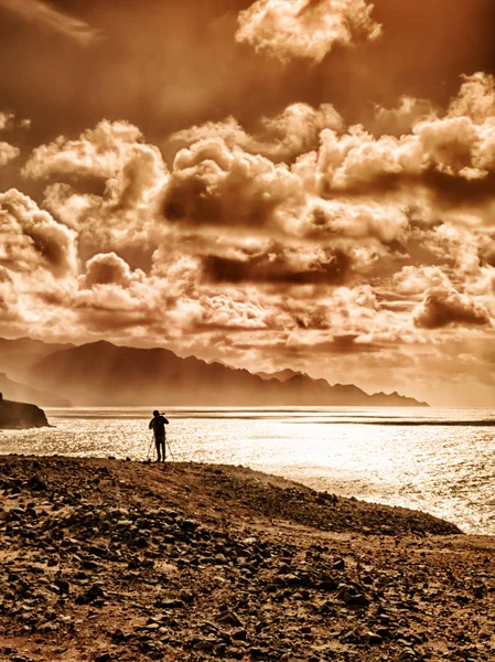 Человек Один Снимает Море Горы Облака — стоковое фото