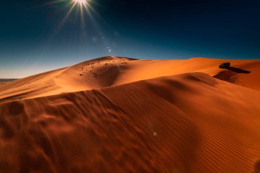 Çölde bir 4 x 4 araç içinde. Dunes Erg African, Sahra Çölü, Fas