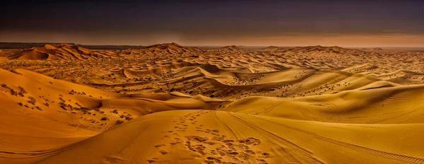 Dűnék között Merzouga. A Szahara sivatag. Marokkó — Stock Fotó