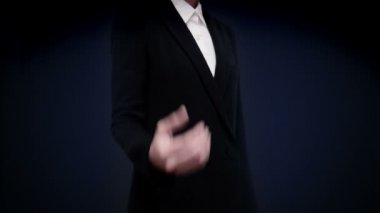 İş kadını açık palmiye, akıllı telefona kredi kartı, mobil, mobil ödeme konsepti, mobil kredi kartı.