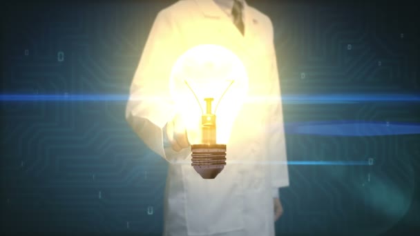 研究者が電球の光に触れ アイデアの概念を示す — ストック動画