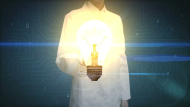 女性医師 電球の光に触れる研究者 アイデアの概念を示す — ストック動画