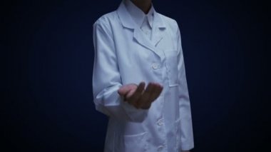 Kadın Araştırmacı, Mühendis açık avuç içi, Mobil cihaz güvenliği ile Cloud sunucu hizmetinde çeşitli veriler.