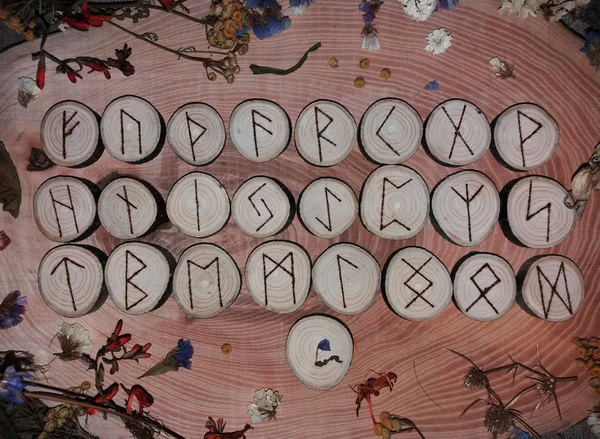 Ahşap İskandinav runes - yaşlı yazıda