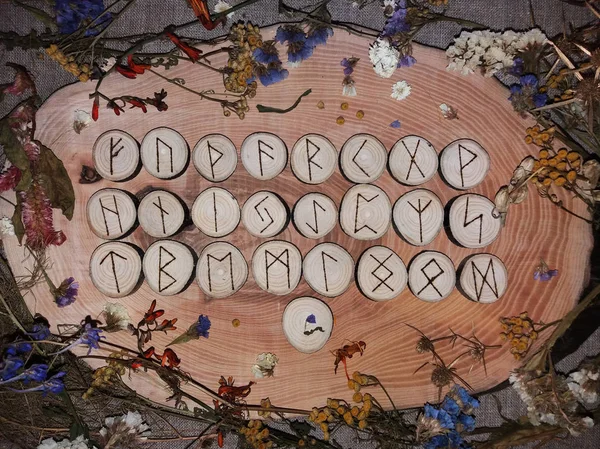 Ahşap İskandinav runes - yaşlı yazıda