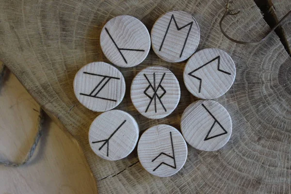 Anglo-Sakson ahşap el yapımı runes Futhorc