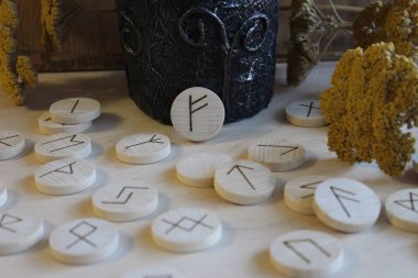 İskandinav ahşap el yapımı runes yaşlı yazıda