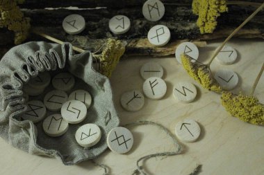 İskandinav ahşap el yapımı runes yaşlı yazıda