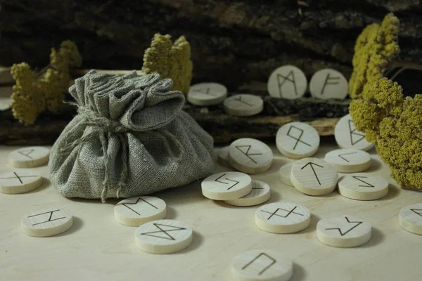 İskandinav ahşap el yapımı runes yaşlı yazıda