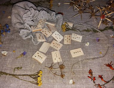 Toprak ahşap el yapımı runes yaşlı yazıda