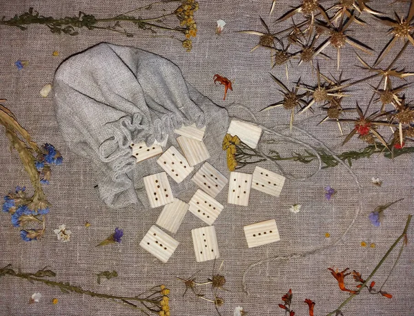 Toprak ahşap el yapımı runes yaşlı yazıda