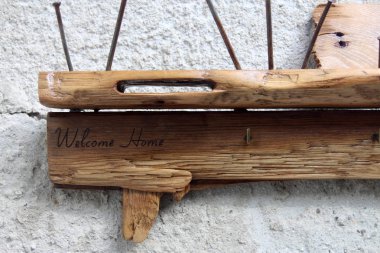 Ahşap rustik tarzı el yapımı ait paslı çivi ve tuşları ile