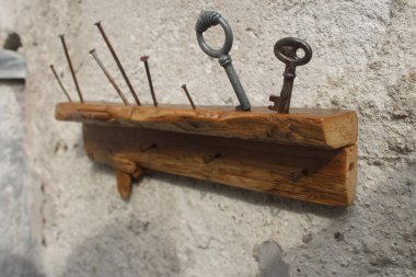 Ahşap rustik tarzı el yapımı ait paslı çivi ve tuşları ile