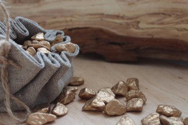 Pamuk çanta zenginlik ve refah simgeleyen altın dolu