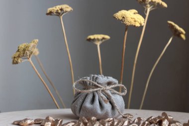 Pamuk çanta zenginlik ve refah simgeleyen altın dolu