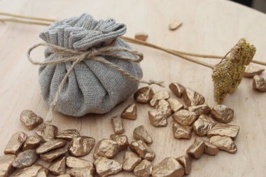 Pamuk çanta zenginlik ve refah simgeleyen altın dolu