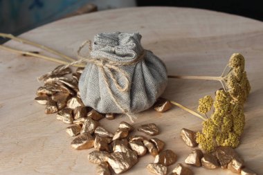 Pamuk çanta zenginlik ve refah simgeleyen altın dolu