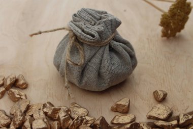 Pamuk çanta zenginlik ve refah simgeleyen altın dolu